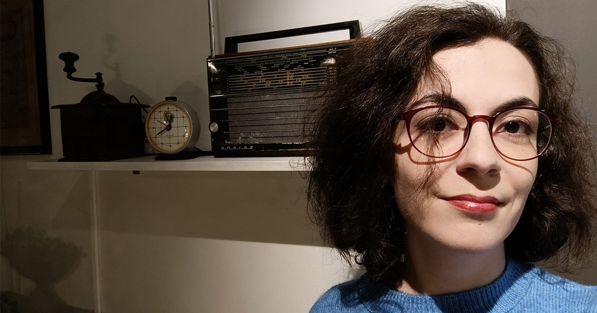 Portret cu Andreea Apostu lângă un aparat de radio vechi.