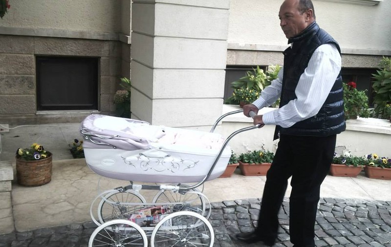 NEPOŢICA lui Traian Băsescu, O RĂSFĂŢATĂ! Vezi CÂT COSTĂ CĂRUCIORUL în care o plimbă preşedintele! FOTO
