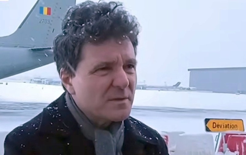 Nicușor Dan este blocat pe aeroportul din Paris de ore întregi. Avionul Spartan nu poate decola din cauza ninsorii: „Trebuie să avem un avion prezidenţial”
