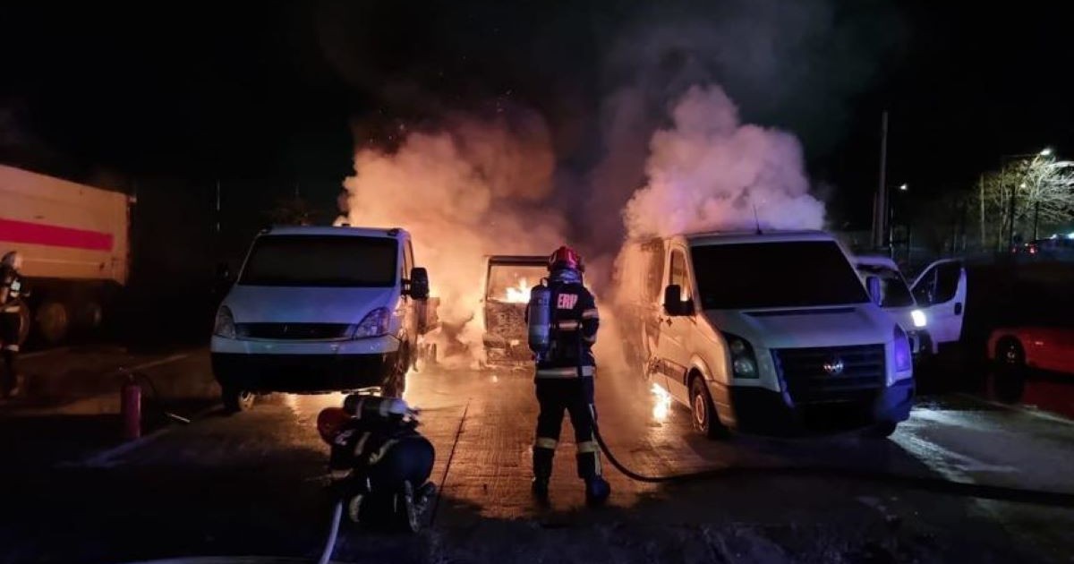 mașini cuprinse de flăcări