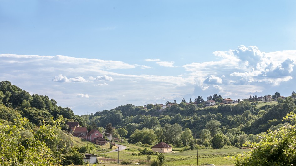 peisaj rural amplasat într-o vale largă, flancată de dealuri, Kosmaj, Serbia