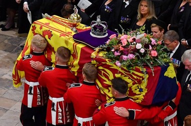 Sicriul Reginei Elisabeta a II-a intră în Westminster Abbey Foto: Profimedia