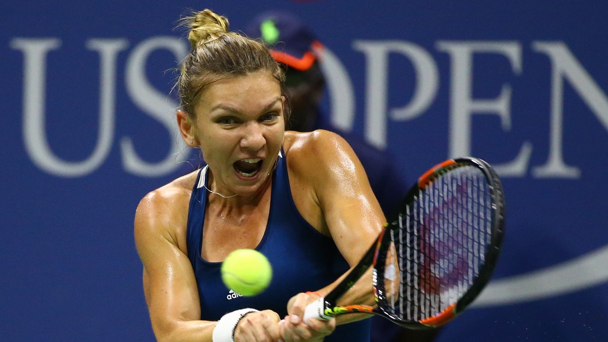 Simona Halep returnează mingea în terenul adversarei, în timpul unui meci de la US Open. (FOTO: HEPTA)