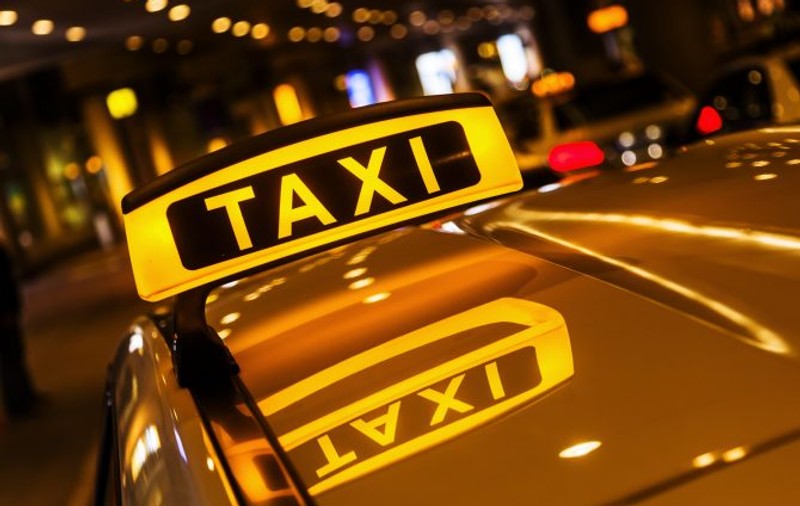 Fals taximetrist din Sibiu, prins cu o sabie şi un cuţit în maşină. Polițiștii au deschis dosar penal