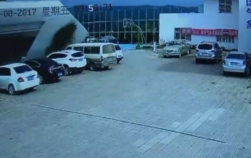 VIDEO | Zece mașini aflate într-o parcare au fost complet distruse, după ce un perete a căzut peste ele