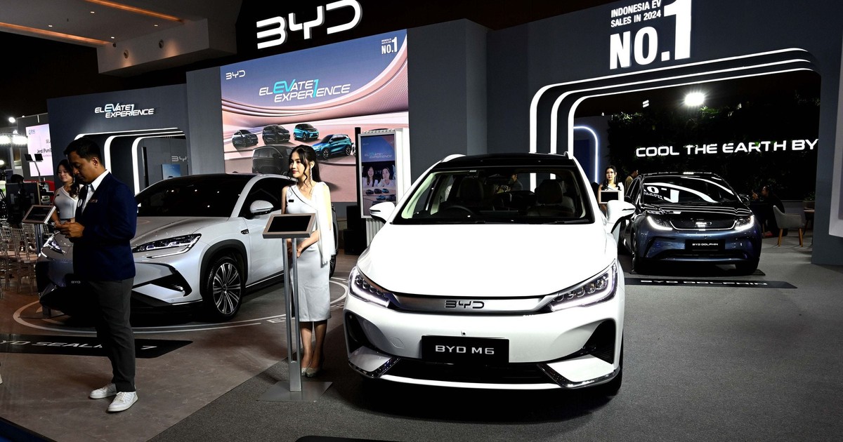 Standul mărcii auto chinezești BYD la Salonul de Vehicule Electrice Periklindo (PEVS) 2025 din Jakarta.