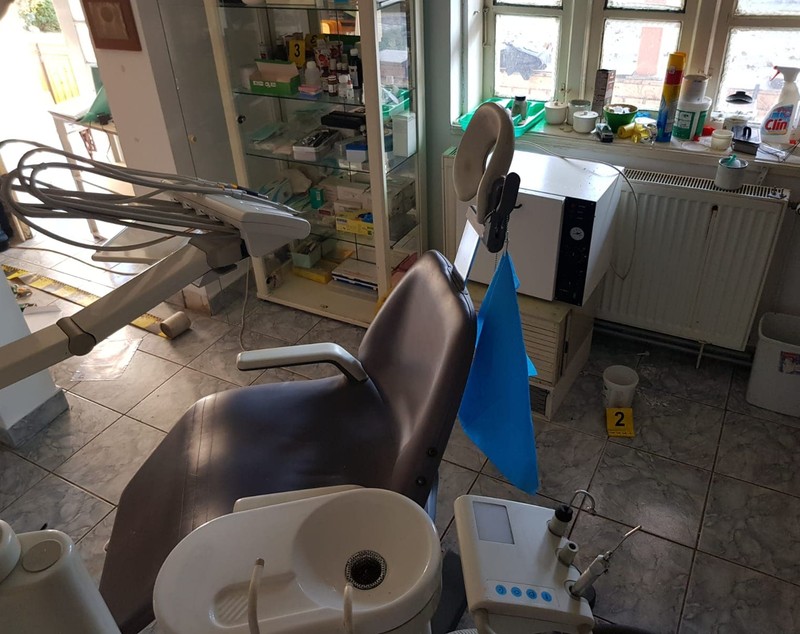 FOTO/VIDEO | Percheziții în Ilfov la un nou medic fals! Un zidar cu opt clase era dentistul satului