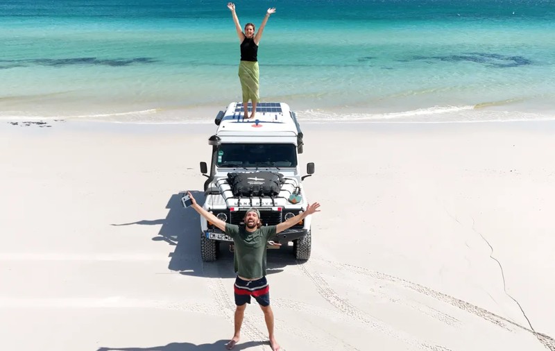 Povestea tinerilor care s-au mutat într-un Land Rover și au pornit într-o călătorie de 160.000 km: „Banii au început să vină”