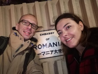 Cerasela Marin, în fața Ambasadei României din Tokyo, pe ploaie și vânt