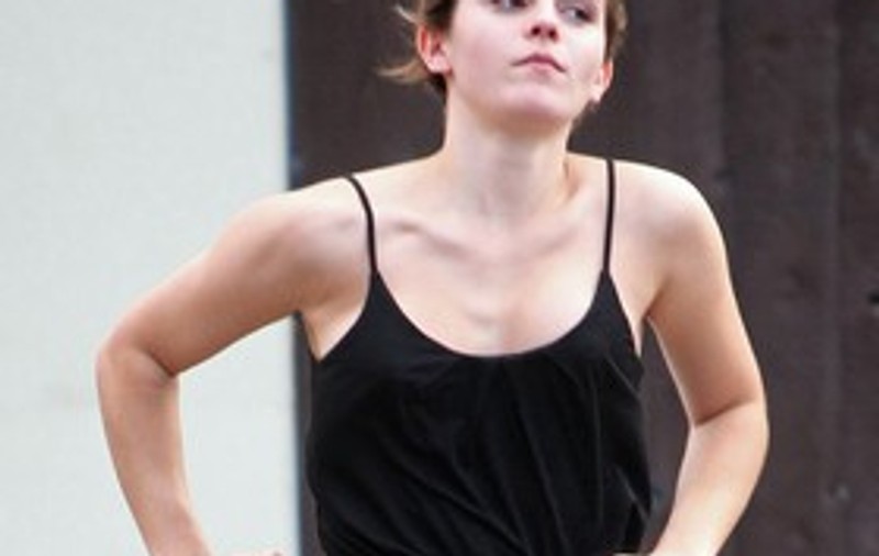 Foto | Emma Watson cu chiloţii la vedere, alergând spre îngheţată