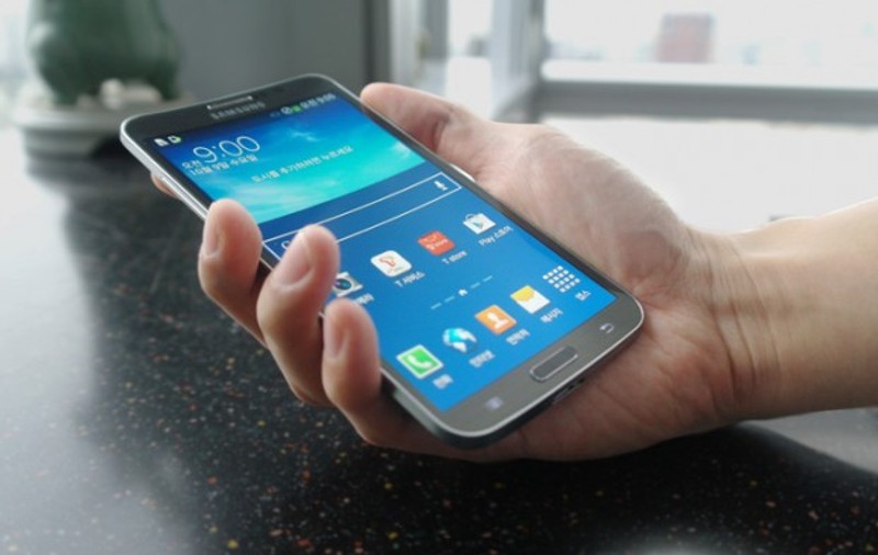 Cum arată primul smartphone cu ecran curbat | FOTO/VIDEO
