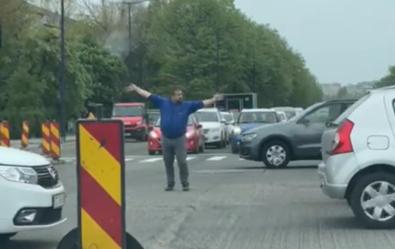 Un bărbat s-a supărat din cauza aglomerației dintr-o intersecție din Constanța și a început să dirijeze traficul