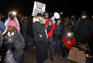 epa10435041 People gather for a protest following the release of video footage showing the encounter earlier this month between Tyre Nichols, 29, and five Memphis police officers which resulted in Nichols' beating and subsequent death, in Memphis, Tennessee, USA, 27 January 2023. Nichols, who was stopped by Memphis police on 7 January 2023 for reckless driving, died three days after the incident from injuries sustained when the officers involved, who have all been fired and charged with murder, beat him after his arrest. EPA-EFE/TANNEN MAURY