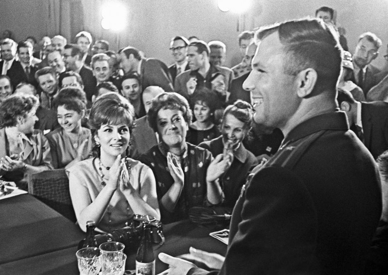 Iuri Gagarin, primul om care a ajuns în spaţiu, fotografiat în 1961. Foto: Hepta