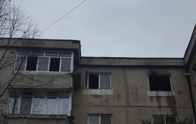 Gest extrem al unui bărbat din Rovinari. S-a aruncat de la etaj de tema flăcărilor din apartament și a murit!