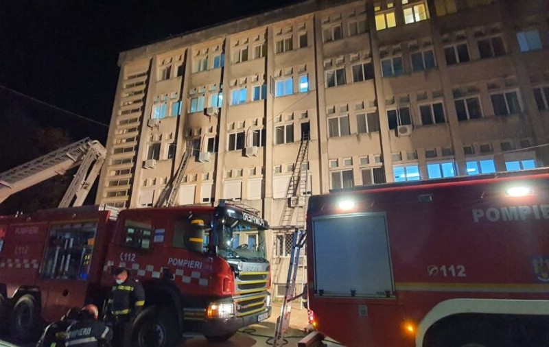 VIDEO | Trei femei și șapte bărbați morți în incendiul de la Spitalul Județean Piatra Neamț. Victimele, pacienți cu COVID cu vârste între 67 și 88 de ani