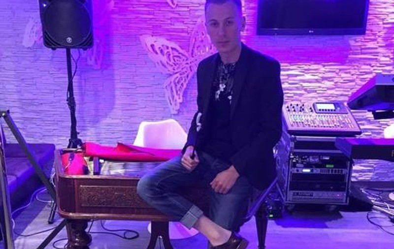 Cântărețul Denis Oprea a murit. Avea 28 de ani și era cunoscut în lumea maneliştilor drept Ernest Edwards