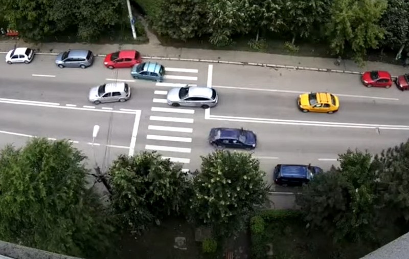 VIDEO|Biliard cu mașini în Bacău. Un taximetrist, protagonistul unui carambol