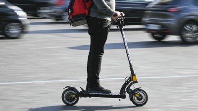 trotineta-electrica-confoscata-politie-prindea-106-km-h-agenti-prind-99-km