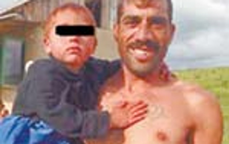 Si-a vandut copilul pe 3 oi si 10 kg de cas