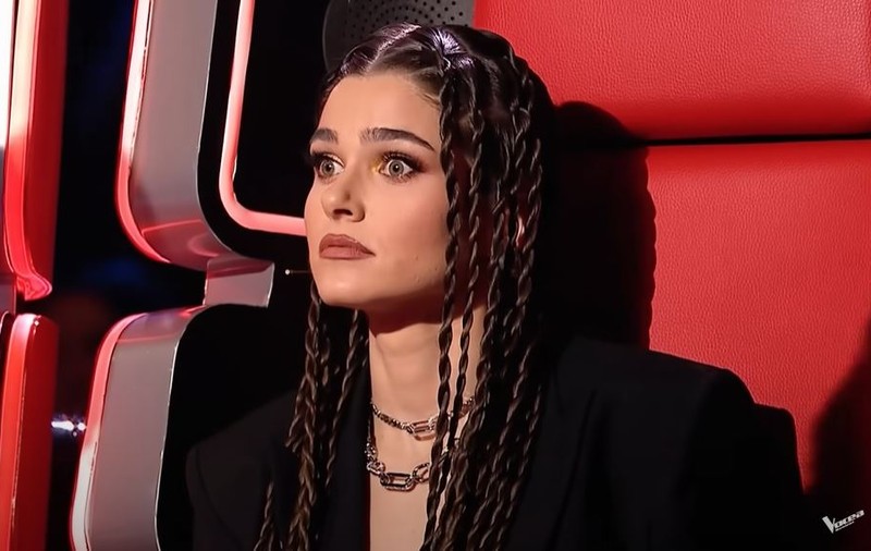 Theo Rose, în lacrimi la „Vocea României”. Cine și-a făcut apariția pe scena show-ului de la PRO TV: „M-am uitat la videoul ăsta de prea multe ori”