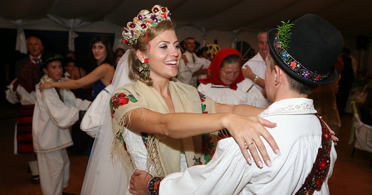 Mirela Vaida vrea să-și doneze rochia de mireasă. "Cred că i-aș face o bucurie unei fete"