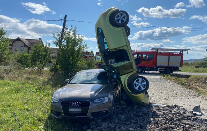 O șoferiță a rămas cu mașina proptită în poziție verticală într-un alt autoturism, în Bistrița-Năsăud