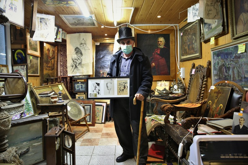 Iulian Preda își ține deschis magazinul de antichități, chiar dacă nu primește clienți Foto: Dumitru Angelescu