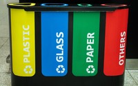 sortarea deșeurilor, reciclarea deșeurilor, containere separate pentru reciclarea plasticului, sticlei și hârtiei