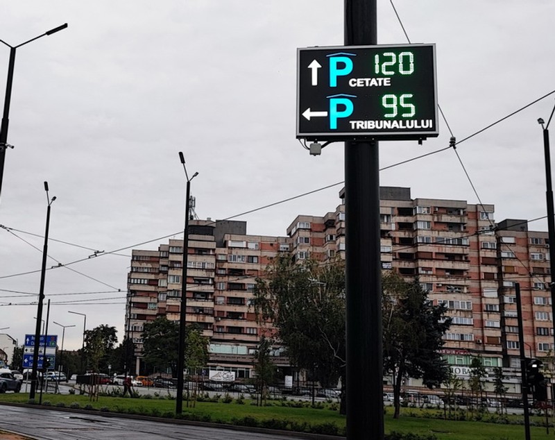 În Oradea s-au montat indicatoare cu LED care afișează numărul locurilor de parcare vacante, în timp real