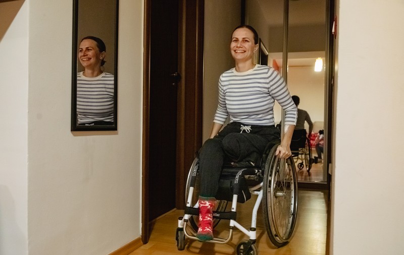 REPORTAJ. De Crăciun, lecția de speranță a unei tinere care și-a reconstruit viața după ce și-a pierdut un picior, la 19 ani. „Te gândești că poate n-o să ai vreodată un iubit, că n-o să poți merge la mare. Ba poți!”