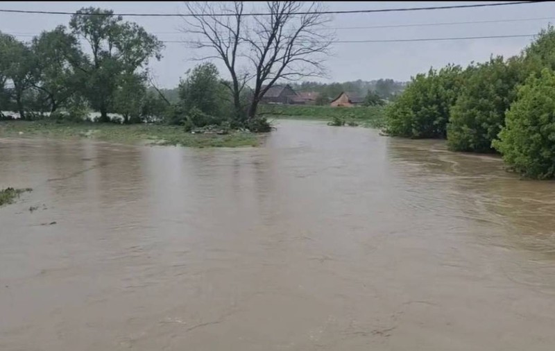 Avertisment emis de Apele Române: 13 râuri din țară au depășit cota de atenție. Situație critică într-unul dintre cazuri
