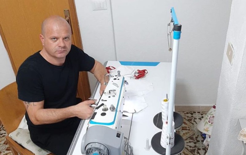Un croitor român din Italia face măști medicinale și le oferă gratuit