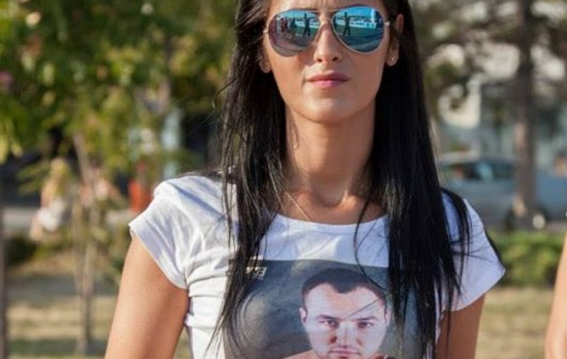 Vezi cine este sportivul al cărui iubită poartă tricouri cu chipul lui