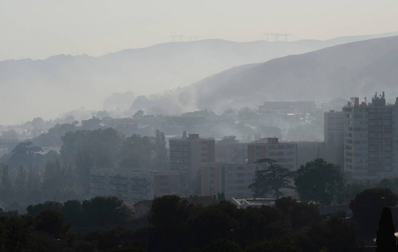 Atenționare de călătorie emisă de MAE, după incendiile de proporții din Marsilia. Zborurile spre și dinspre orașul francez, întrerupte. Ce trebuie să știe turiștii români