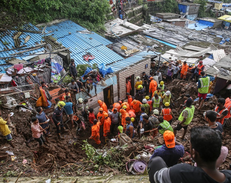 India, devastată de inundații și alunecări de teren. Cel puţin 112 oameni au murit