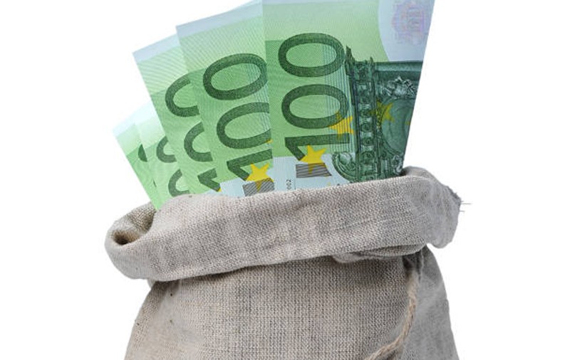 Românii SE SACRIFICĂ pentru a plăti datoriile! Vezi la ce renunţă majoritatea şi spune-ne dacă şi tu faci la fel