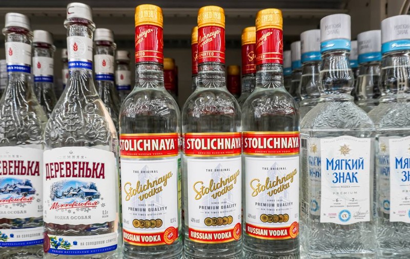 Producția de votcă, în cădere liberă în Rusia, deși rușii beau mai multe băuturi spirtoase ca niciodată