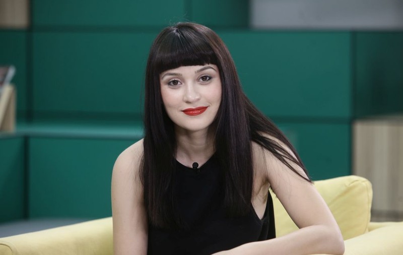 Nu a uitat de unde a plecat. Irina Rimes și-a colindat prima profesoară și directoarea școlii!