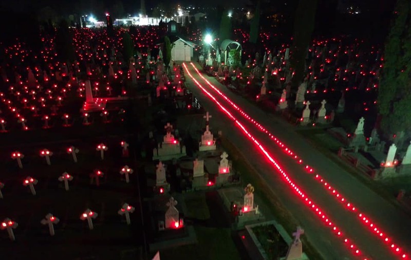 18.000 de candele au fost aprinse în cimitirele din Râmnicu Vâlcea, din ordinul primarului. Poliția anchetează cazul