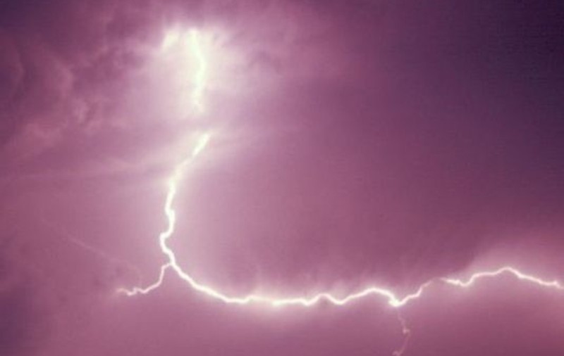 O copilă a fost lovită de fulger în livadă