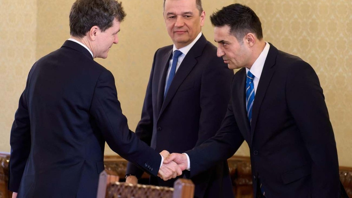 Secretarul general al PSD, Claudiu Manda, dă mâna cu președintele Nicușor Dan pe 18 mai 2026, la Cotroceni, înaintea consultărilor pentru noul premier. Președintele PSD, Sorin Grindeanu, privește. Foto: Profimedia