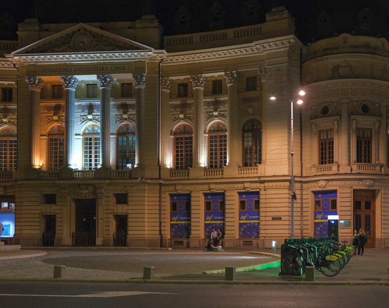 Economie la curent, doar în declarații. Instituțiile publice din România sunt luminate ca la festival