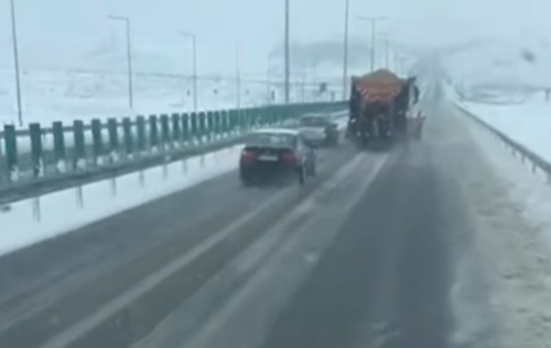 Avertismentul DRDP Craiova pentru șoferi, pe timpul ninsorii: „Nu depăşiţi utilajele de deszăpezire” | VIDEO