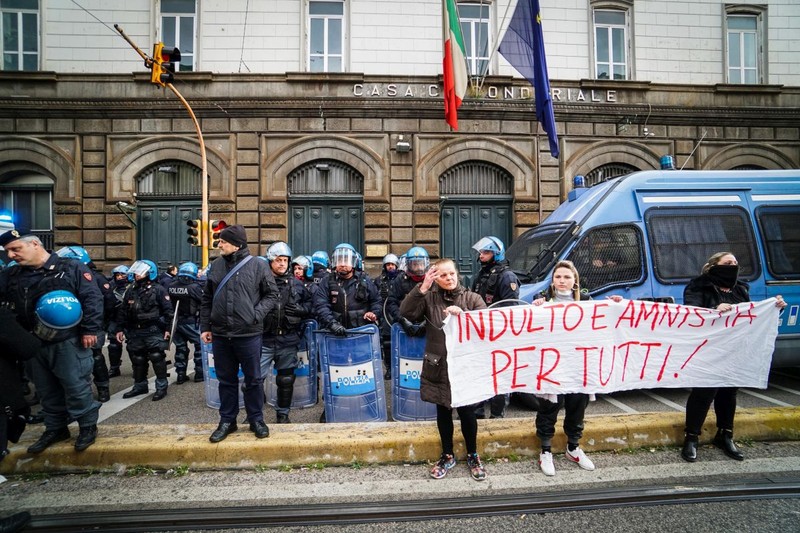 Rudele deținuților din Napoli cer amnistie FOTO: EPA