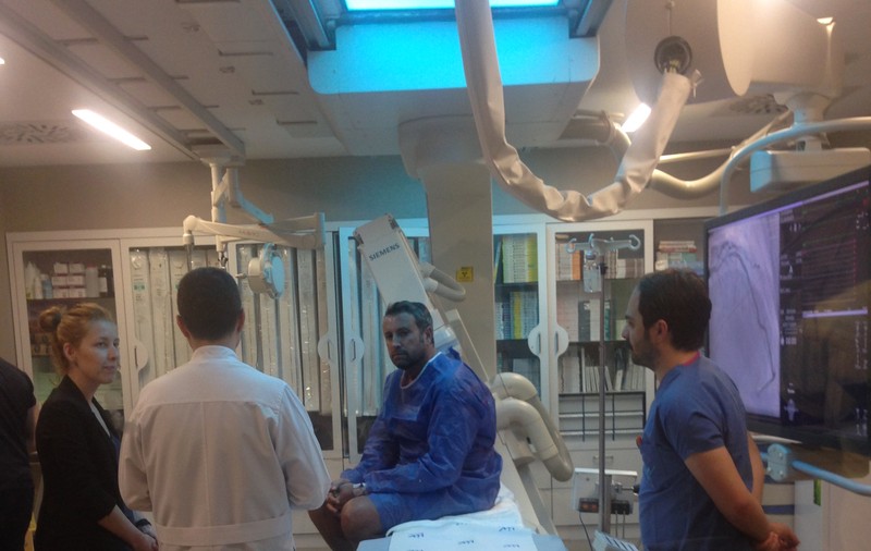 Botezatu, FOTOGRAFII DIN SALA DE OPERAŢIE! Designerul ACUZĂ DURERI ÎN PIEPT, după intervenţie, iar medicii I-AU DAT MORFINĂ | FOTO