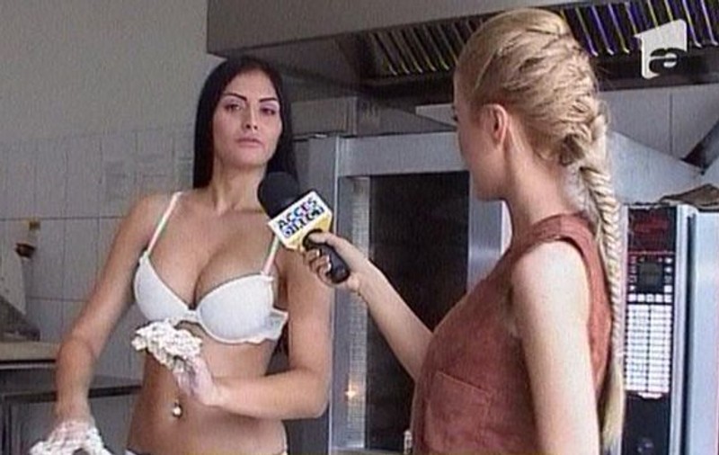 Raluca Dumitru gătește în lenjerie intimă