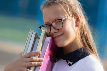 Deși școala este obligatorie și gratuită, părinții plătesc în fiecare an sute de lei pentru educația copiilor lor. Foto: Shutterstock