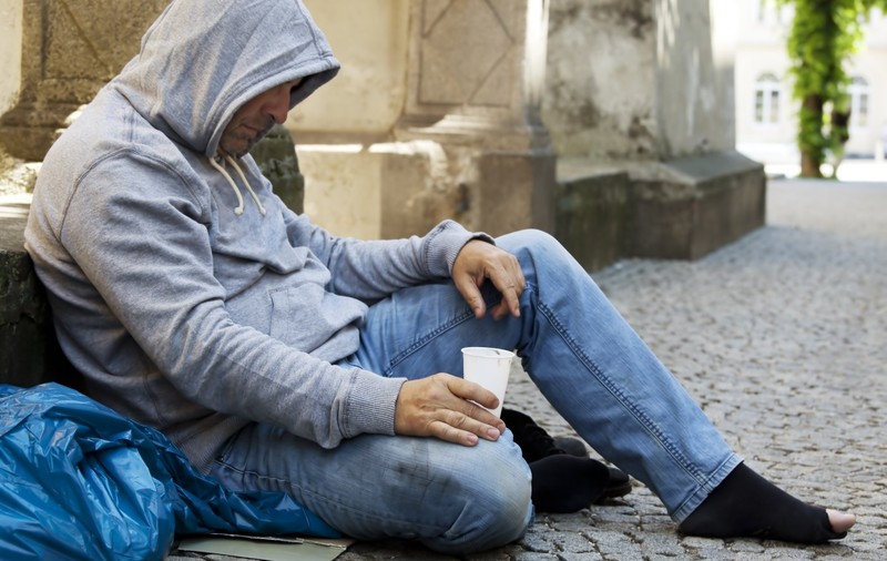 Un om fără adăpost, cu 100.000 de euro în cont, a murit de frig pe străzile din Milano. Altă avere găsită de polițiști