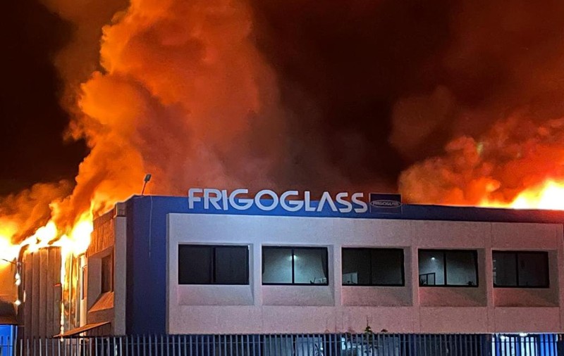 Incendiu la o fabrică cu substanțe periculoase din Timiș. Au intervenit pompierii din 4 județe